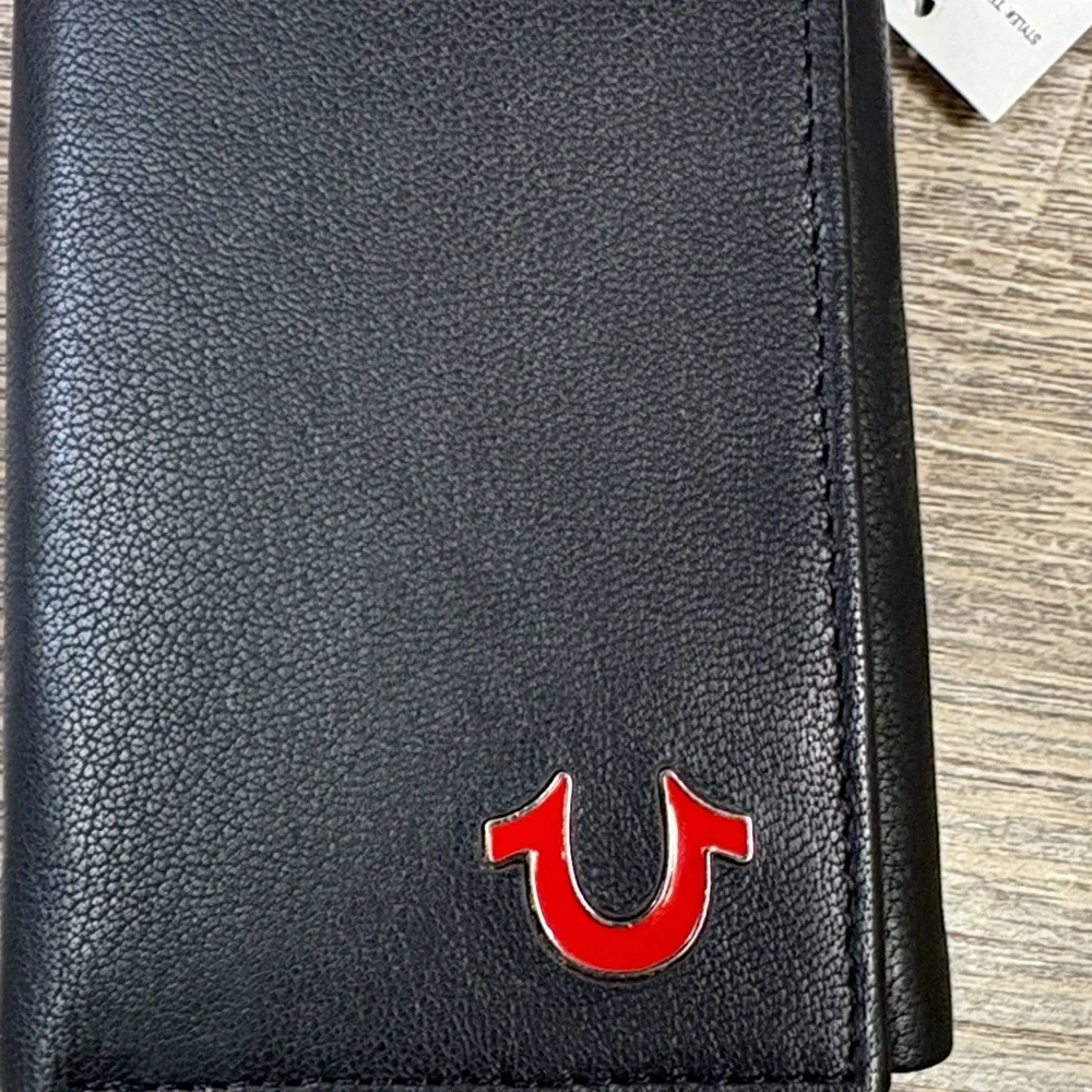 🔥 True Religion Genuine Leather Trifold Wallet – Black – Red Horseshoe Logo NWT